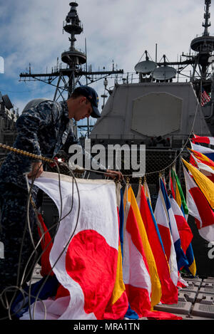 170526-N-QI061-004 NEW YORK (26 maggio 2017) Quartermaster 2a classe Stephen Racz, da Lexington, K.Y., solleva la chiamata internazionale indicazioni per full dress onori a bordo guidato-missili cruiser USS Monterey (CG 61). Settimana della flotta di New York, ora nella sua 29 anno, è la città del tempo onorato festa del mare servizi. Si tratta di una opportunità unica per i cittadini di New York e il circostante tri-state area per soddisfare i marinai, Marine e le coste Guardie, come pure testimoniare di prima mano le funzionalità più recenti di oggi i servizi marittimi. (U.S. Foto di Marina di Massa lo specialista di comunicazione 3 Foto Stock
