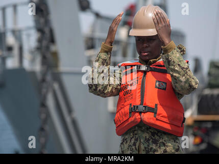 Stati Uniti Coast Guardsman a bordo della USNS Pililaau segnali di caricamento del carico e marcia durante combinato logistica comune oltre la riva (CJ lotti) Esercitare nella Repubblica di Corea (ROK) nel Mare del Giappone, Pohang, Corea, 13 aprile 2017. CJ lotti è un esercizio finalizzato alla formazione degli Stati Uniti e ROK i membri del servizio per realizzare vitale misure logistiche in una zona strategica mentre rafforzare la comunicazione e la cooperazione tra gli Stati Uniti e ROK alleanza. Foto Stock