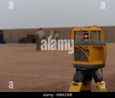 Un grado di livello laser a scansione per la misura della quota di Nigerien Air Base 201, Niger, 9 maggio 2017. Livelli laser vengono utilizzati dai tecnici Dell per garantire elevazione è coerente in un sito di lavoro prima di iniziare la costruzione. (U.S. Air Force foto di Senior Airman Jimmie D. Pike) Foto Stock