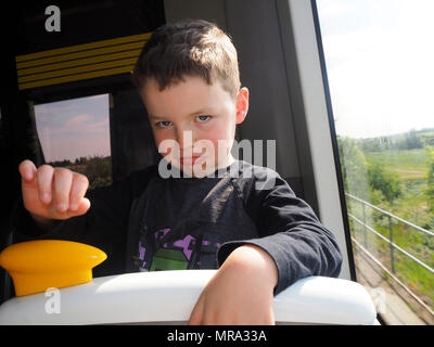 Viaggiare con i bambini su un treno Foto Stock