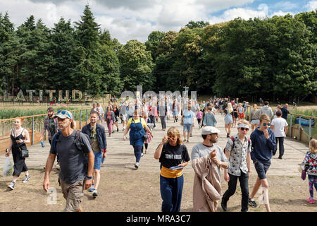 La Folla di entrare nel main arena su un soleggiato di prima mattina a Latitude Festival. Henham Park, Suffolk, Regno Unito. Foto Stock