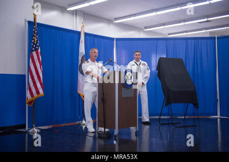 La cerimonia di denominazione dell'ufficio postale di Port Hueneme, tenutasi il 31 maggio 2017, ha commemorato gli U.S. Naval Construction Battalion Seabees Fallen Heroes. Condotta presso la base navale della contea di Ventura, la cerimonia seguì la legislazione emanata il 16 dicembre 2016. I Seabees furono fondati il 5 marzo 1942 e il 2017 segnò il 75° anno dalla loro fondazione. L'immagine di archivio registra la procedura formale di dedica. Foto Stock