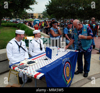 170528-N-EE261-065 PENSACOLA, Fla. (maggio 28,2017) aviatore Charles Cavaleri, a sinistra e a informazioni tecnico del sistema di terza classe Giacobbe Grasinger interagire con i visitatori per il Memorial Day eventi in Pensacola Veterans Memorial Park. Cavaleri e Grasinger distribuito brochure e Vietnam perni per il giorno memoriale della cerimonia in onore della parete Sud, il permanente solo Vietnam War Memorial negli Stati Uniti al di fuori di Washington, svelando 140 nomi aggiuntivi. (U.S. Foto di Marina dalla Ens. Giacobbe Kotlarski/rilasciato) Foto Stock