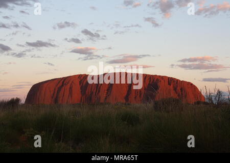 Alba si rompe su Uluru, Territorio del Nord, l'Australia Foto Stock