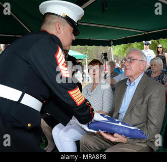 Master Sgt. Robert Nolasco, staff noncommissioned-in-carica, funerali Dettaglio, Marine Corps base logistica Albany, presenta una bandiera americana di Larry Odom durante la sepoltura di Marine PFC. James O. Whitehurst a Cowarts chiesa battista nel cimitero Cowarts, Ala, 12 aprile. Whitehurst fu ucciso in azione durante la lotta contro i giapponesi nella battaglia di Tarawa durante la II Guerra Mondiale, nov. 20, 1943. Foto Stock