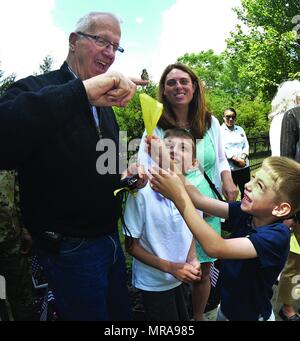 Jake e Chase Sullivan a ridere il loro nonno mentre lui scherzi circa la farfalla monarca appollaiato sul suo dito durante Fort Lee al rilascio a farfalla per caduta i membri del servizio possono 25 presso l'installazione memoriale del giardino adiacente all'esercito comunità edificio di servizio. Bree Sullivan, raffigurato, perso il marito Sgt. 1. Classe Brian Sullivan di sclerosi laterale amiotrofica nel 2013. (Foto di Lesley Atkinson, U.S. Garrison Fort Lee Public Affairs Office) Foto Stock