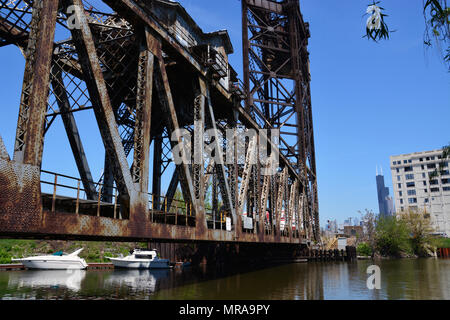 La Canal Street sollevare il ponte è stato costruito nel 1914 e portare la BNSF merci e Amtrack treni passeggeri attraverso il fiume Chicago a Ping Tom Park. Foto Stock