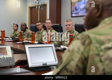 Stati Uniti I soldati dell esercito competere nel 2017 Rete Tecnologia Enterprise () NETCOM guerriero migliore concorrenza ricevono il loro primo briefing dal comando NETCOM Sgt. Il Mag. Darris Curry al Fort Huachuca, Az., 11 maggio 2017. Il benvenuto breve è stato organizzato per introdurre la NETCOM command team ai soldati che partecipano al concorso di quest'anno. (U.S. Esercito foto di Spc. Mela cotogna C. Lanford) Foto Stock