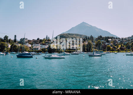 Villaggio di Spiez e il lago di Thun in Svizzera Foto Stock