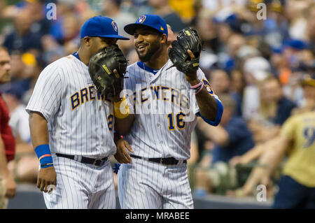 Milwaukee, WI, Stati Uniti d'America. 25 Maggio, 2018. Milwaukee Brewers primo baseman Gesù Aguilar #24 condividere una risata dopo Milwaukee Brewers diritto fielder Domingo Santana #16 catturati a volare fino a sfere contro la parete durante il Major League Baseball gioco tra il Milwaukee Brewers e il New York Mets a Miller Park di Milwaukee, WI. John Fisher/CSM/Alamy Live News Foto Stock