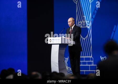 San Pietroburgo, Russia. 25 Maggio, 2018. Il presidente russo Vladimir Putin risolve il ventiduesimo San Pietroburgo International Economic Forum a San Pietroburgo, Russia, 25 maggio 2018. Credito: Wu Zhuang/Xinhua/Alamy Live News Foto Stock