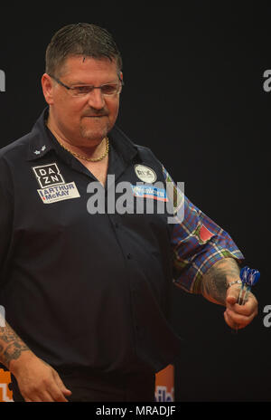 25 maggio 2018, Germania, Gelsenkirchen: Scottish freccette player Gary Anderson sembra deluso per il tedesco Freccette Masters 2018 del PDC World Series. Foto: Friso Gentsch/dpa Foto Stock