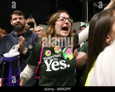 Dublino, Irlanda, 26 maggio 2018. Aborto Referendum count. Foto di Clare O'Reilly da Finglas celebrare durante il conteggio di questa mattina in RDS, Dublino, nel referendum irlandese per abrogare l'ottavo emendamento n. Foto: Sam Boal / RollingNews.ie Foto Stock