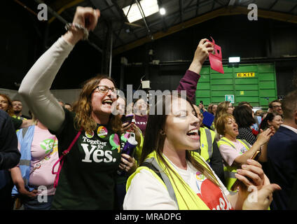 Dublino, Irlanda, 26 maggio 2018. Aborto Referendum count. Foto di Clare O'Reilly da Finglas celebrare durante il conteggio di questa mattina in RDS, Dublino, nel referendum irlandese per abrogare l'ottavo emendamento n. Foto: Sam Boal / RollingNews.ie Foto Stock