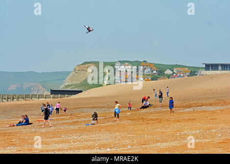 Il Dorset, Regno Unito, 26 maggio 2018. Regno Unito Meteo. Le persone in vacanza a West Bay nel Dorset su una banca può week-end di vacanza in un posto molto umido e giornata di sole. Robert Timoney/Alamy/live/News Foto Stock