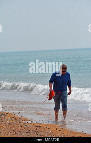 Il Dorset, Regno Unito, 26 maggio 2018. Regno Unito Meteo. Le persone in vacanza a West Bay nel Dorset su una banca può week-end di vacanza in un posto molto umido e giornata di sole. Robert Timoney/Alamy/live/News Foto Stock