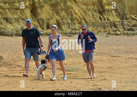 Il Dorset, Regno Unito, 26 maggio 2018. Regno Unito Meteo. Le persone in vacanza a West Bay nel Dorset su una banca può week-end di vacanza in un posto molto umido e giornata di sole. Robert Timoney/Alamy/live/News Foto Stock