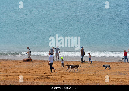 Il Dorset, Regno Unito, 26 maggio 2018. Regno Unito Meteo. Le persone in vacanza a West Bay nel Dorset su una banca può week-end di vacanza in un posto molto umido e giornata di sole. Robert Timoney/Alamy/live/News Foto Stock