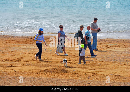 Il Dorset, Regno Unito, 26 maggio 2018. Regno Unito Meteo. Le persone in vacanza a West Bay nel Dorset su una banca può week-end di vacanza in un posto molto umido e giornata di sole. Robert Timoney/Alamy/live/News Foto Stock