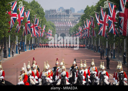 Il centro commerciale di Londra, Regno Unito. 26 Maggio, 2018. Il maggiore generale della revisione è tenuto in caldo soffocante, la penultima prova per la regina il compleanno Parade, noto anche come Trooping il colore. 1400 soldati della divisione di uso domestico e il re della truppa cavallo Royal Artillery prendere parte a questa scala piena prova. Credito: Malcolm Park/Alamy Live News. Foto Stock