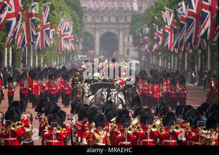 Il centro commerciale di Londra, Regno Unito. 26 Maggio, 2018. Il maggiore generale della revisione è tenuto in caldo soffocante, la penultima prova per la regina il compleanno Parade, noto anche come Trooping il colore. 1400 soldati della divisione di uso domestico e il re della truppa cavallo Royal Artillery prendere parte a questa scala piena prova. Vista frontale dal Queen Victoria Memorial. Credito: Malcolm Park/Alamy Live News. Foto Stock