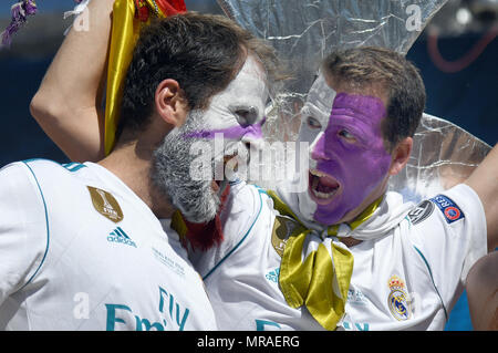 Kiev, Ucraina, 26 maggio 2018, i sostenitori del Real Madrid ridere al di fuori di Santa Sofia Cathdral. Real Madrid si face off contro il Liverpool FC nella finale di Champions League questa sera. Foto: Ina Fassbender/dpa Credito: dpa picture alliance/Alamy Live News Foto Stock