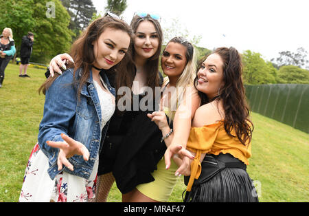 Swansea, South Wales, Regno Unito. 26 maggio 2018. Un gruppo di frequentatori del festival foto godendo la radio una più grande evento di fine settimana a Swansea Singleton del parco. La Radio una più grande weekend ha dato dei calci a fuori l'estate stagione del festival che ha visto migliaia di gregge a Swansea in Galles del Sud, Regno Unito a guardare gli atti succhiare come, Ed Sheeran, stesso Smith, George Esdra e Craig David. Credito: Robert Melen/Alamy Live News. Foto Stock