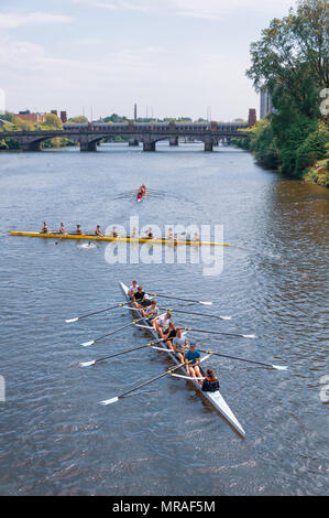 Glasgow, Scotland, Regno Unito. 26 Maggio, 2018. La Scottish Boat Race è un annuale coxed otto gare di canottaggio sul fiume Clyde tra l'Università di Glasgow e l'Università di Edimburgo. La gara si avvia al King George V Ponte e termina presso il Glasgow Science Centre. Questo anno Edimburgo di maschio e femmina prime squadre sia battere i loro rivali di Glasgow. Altre gare incluso il debuttante team e alumni da entrambe le università, con Edimburgo vincendo cinque delle sei gare. Credito: Berretto Alamy/Live News Foto Stock