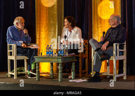 Schull, Irlanda. 26 Maggio, 2018. Come parte del film festival, produttore di film Lord David Puttnam (estrema sinistra) è raffigurato nella conversazione con Gwenda giovani e Sandy Lieberson in un talk chiamato "battaglia dei sessi' che ha discusso la parità di genere. Il festival si svolge fino a domenica. Credito: Andy Gibson/Alamy Live News. Foto Stock