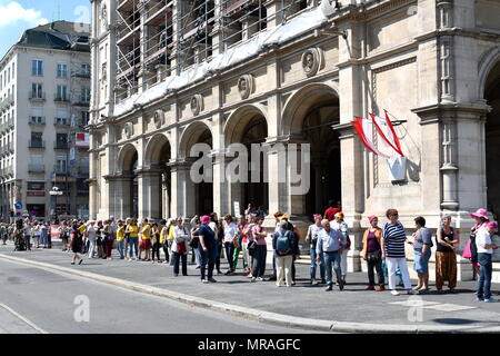 Vienna, Austria, 26 maggio, 2018. Una catena umana per i diritti delle donne e l'umanità a Vienna. Un austriaco ampia dimostrazione contro lo smantellamento dello stato sociale, propaganda bellica e la destra politica di divisione e di emarginazione organizzata dal plattform 20000 frauen(venti mila donne). Immagine mostra catena umana di fronte all'Opera di Stato di Vienna. Credito: Franz Perc / Alamy Live News Foto Stock