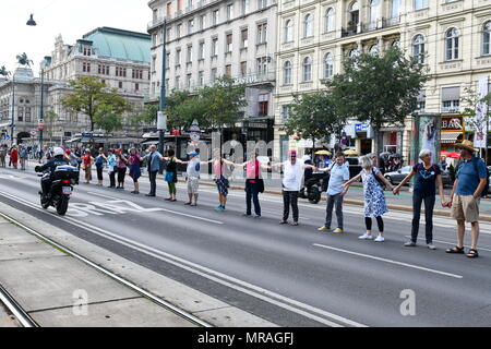 Vienna, Austria, 26 maggio, 2018. Una catena umana per i diritti delle donne e l'umanità a Vienna. Un austriaco ampia dimostrazione contro lo smantellamento dello stato sociale, propaganda bellica e la destra politica di divisione e di emarginazione organizzata dal plattform 20000 frauen(venti mila donne). Immagine mostra catena umana all'anello interno di Vienna. Credito: Franz Perc / Alamy Live News Foto Stock