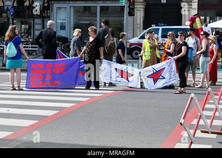 Vienna, Austria, 26 maggio, 2018. Una catena umana per i diritti delle donne e l'umanità a Vienna. Un austriaco ampia dimostrazione contro lo smantellamento dello stato sociale, propaganda bellica e la destra politica di divisione e di emarginazione organizzata dal plattform 20000 frauen(venti mila donne). La figura mostra un banner con la scritta "se le donne stanno bene e ognuno di noi è bello. Credito: Franz Perc / Alamy Live News Foto Stock