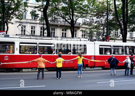 Vienna, Austria, 26 maggio, 2018. Una catena umana per i diritti delle donne e l'umanità a Vienna. Un austriaco ampia dimostrazione contro lo smantellamento dello stato sociale, propaganda bellica e la destra politica di divisione e di emarginazione organizzata dal plattform 20000 frauen(venti mila donne). La figura mostra una catena umana con i membri di Amnesty International. Credito: Franz Perc / Alamy Live News Foto Stock