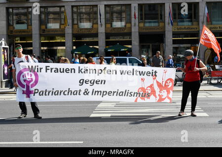 Vienna, Austria, 26 maggio, 2018. Una catena umana per i diritti delle donne e l'umanità a Vienna. Un austriaco ampia dimostrazione contro lo smantellamento dello stato sociale, propaganda bellica e la destra politica di divisione e di emarginazione organizzata dal plattform 20000 frauen(venti mila donne). La figura mostra un banner con la scritta "Noi donne lotta di tutto il mondo contro il patriarcato e imperialismo'. Credito: Franz Perc / Alamy Live News Foto Stock