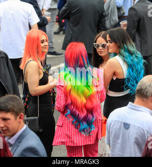 Chester Racecourse, Chester, Regno Unito. 26 Maggio, 2018. Chester Races, Romana giorno; racegoers colorato a Chester Credito: Azione Sport Plus/Alamy Live News Foto Stock