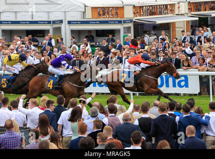 Chester Racecourse, Chester, Regno Unito. 26 Maggio, 2018. Chester Races, Romana giorno; Ben Robinson rides Baraweez alla vittoria nella costruzione di Caldwell credito Handicap: Azione Plus sport/Alamy Live News Foto Stock