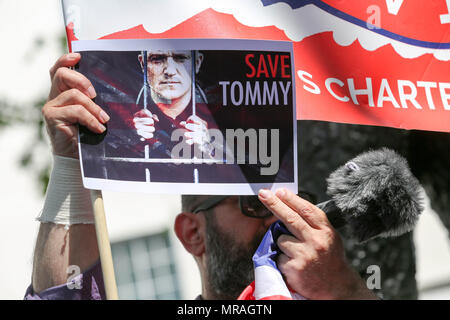 Londra, UK, 26 maggio 2018. 26 Maggio, 2018. Protesta al di fuori di Downing Street alla libera estrema destra attivista Tommy Robinson che è stato arrestato per violazione della pace al di fuori di un tribunale in Leeds il 25 maggio, dove una versione di prova di toelettatura è riferito in corso. Penelope Barritt/Alamy Live News Foto Stock