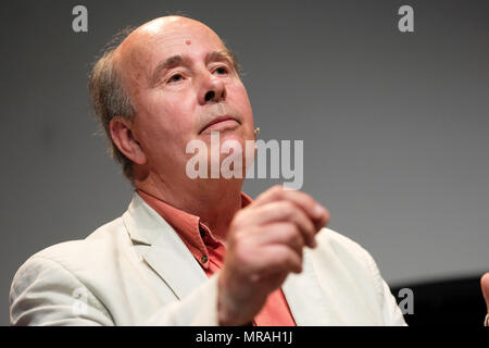 Festival di fieno, Hay on Wye, Regno Unito - Maggio 2018 - Giovanni Vidal giornalista con il Guardiano parla del progetto per portare libri per il remoto villaggio della comunità di Gumbi nelle zone rurali del Malawi - Foto Steven Maggio / Alamy Live News Foto Stock