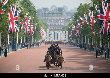 Il centro commerciale di Londra, Regno Unito. 26 Maggio, 2018. Il maggiore generale della revisione è tenuto in caldo soffocante, la penultima prova per la regina il compleanno Parade, noto anche come Trooping il colore. 1400 soldati della divisione di uso domestico e il re della truppa cavallo Royal Artillery prendere parte a questa scala piena prova. Credito: Malcolm Park/Alamy Live News. Foto Stock