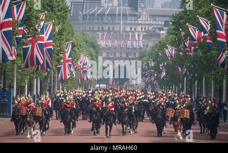 Il centro commerciale di Londra, Regno Unito. 26 Maggio, 2018. Il maggiore generale della revisione è tenuto in caldo soffocante, la penultima prova per la regina il compleanno Parade, noto anche come Trooping il colore. 1400 soldati della divisione di uso domestico e il re della truppa cavallo Royal Artillery prendere parte a questa scala piena prova. Cavalleria della famiglia portano la processione militare indietro lungo il centro commerciale dopo la parata, visto dal Queen Victoria Memorial. Credito: Malcolm Park/Alamy Live News. Foto Stock