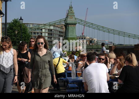 Londra, Regno Unito. 26 maggio 2018. Regno Unito Meteo: popolazione gode di un buon tempo in Hammersmith, Londra. Matteo Ashmore/Alamy Live News Foto Stock