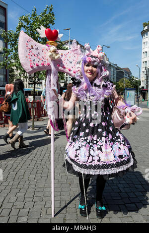 Düsseldorf, Germania. 26 maggio 2018. Un Cosplay e Manga fan pone in costume. L annuale Giornata del Giappone (Japan-Tag) festival che celebra l'amicizia Tedesco-giapponese avviene a Düsseldorf. La cultura e lo stile di vita evento attrae centinaia di migliaia di visitatori ogni anno. Foto: 51Nord/Alamy Live News Foto Stock