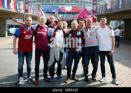 Londra, Regno Unito. 26 Maggio, 2018. Fulham, Londra, Regno Unito, 26 maggio 2018. Un gruppo di Aston Villa tifosi fuori lo stadio di Wembley. EFL campionato Skybet play off final , Aston Villa v Fulham allo Stadio di Wembley a Londra il sabato 26 maggio 2018. Questa immagine può essere utilizzata solo per scopi editoriali. Solo uso editoriale, è richiesta una licenza per uso commerciale. Nessun uso in scommesse, giochi o un singolo giocatore/club/league pubblicazioni. pic da Steffan Bowen/ Andrew Orchard fotografia sportiva/Alamy Live news Credito: Andrew Orchard fotografia sportiva/Alamy Live News Foto Stock