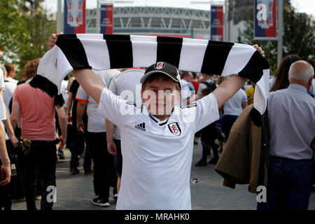 Londra, Regno Unito. 26 Maggio, 2018. Fulham, Londra, Regno Unito, 26 maggio 2018. Un giovane Fulham la ventola mantiene la sua sciarpa fino al di fuori lo stadio di Wembley. EFL campionato Skybet play off final , Aston Villa v Fulham allo Stadio di Wembley a Londra il sabato 26 maggio 2018. Questa immagine può essere utilizzata solo per scopi editoriali. Solo uso editoriale, è richiesta una licenza per uso commerciale. Nessun uso in scommesse, giochi o un singolo giocatore/club/league pubblicazioni. pic da Steffan Bowen/ Andrew Orchard fotografia sportiva/Alamy Live news Credito: Andrew Orchard fotografia sportiva/Alamy Live News Foto Stock