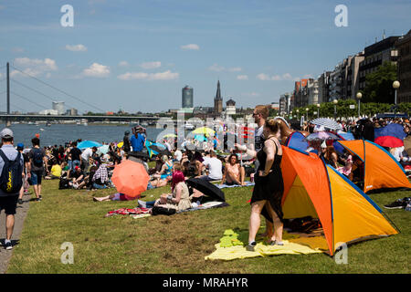 Düsseldorf, Germania. 26 maggio 2018. La folla si riuniscono sulle rive del fiume Reno. L annuale Giornata del Giappone (Japan-Tag) festival che celebra l'amicizia Tedesco-giapponese avviene a Düsseldorf. La cultura e lo stile di vita evento attrae centinaia di migliaia di visitatori ogni anno. Foto: 51Nord/Alamy Live News Foto Stock