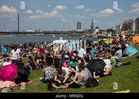 Düsseldorf, Germania. 26 maggio 2018. La folla si riuniscono sulle rive del fiume Reno. L annuale Giornata del Giappone (Japan-Tag) festival che celebra l'amicizia Tedesco-giapponese avviene a Düsseldorf. La cultura e lo stile di vita evento attrae centinaia di migliaia di visitatori ogni anno. Foto: 51Nord/Alamy Live News Foto Stock