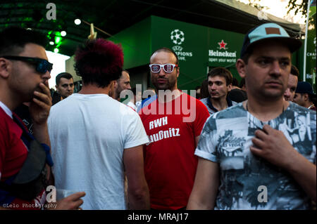 Kiev, Ucraina. 26 Maggio, 2018. Ventola di Liverpool che indossa gli occhiali di partito nella fanzone, durante la finale UEFA di Liverpool FC rivolta off Real Madrid FC Credito: Leo Chiu/Alamy Live News Foto Stock