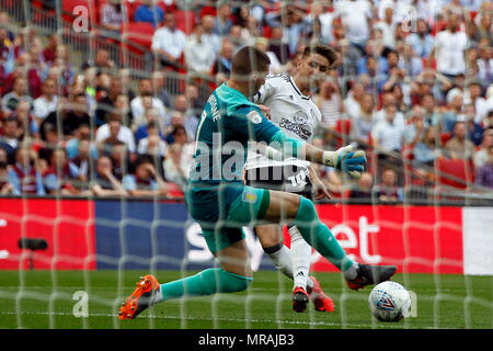 Londra, Regno Unito. 26 Maggio, 2018. Fulham, Londra, Regno Unito, 26 maggio 2018. Tom Cairney di Fulham (R) punteggi della sua squadra il primo obiettivo. EFL campionato Skybet play off final , Aston Villa v Fulham allo Stadio di Wembley a Londra il sabato 26 maggio 2018. Questa immagine può essere utilizzata solo per scopi editoriali. Solo uso editoriale, è richiesta una licenza per uso commerciale. Nessun uso in scommesse, giochi o un singolo giocatore/club/league pubblicazioni. pic da Steffan Bowen/ Andrew Orchard fotografia sportiva/Alamy Live news Credito: Andrew Orchard fotografia sportiva/Alamy Live News Foto Stock