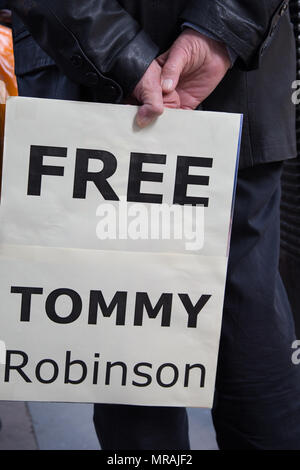 Londra REGNO UNITO 26 maggio 2018 di estrema destra protesta tifosi al di fuori di Downing Street chiedono il rilascio di Tommy Robinson che è stato arrestato per violazione della pace al di fuori di una casa di corte in Leeds il 25 maggio sul sospetto di violazione della pace. Foto Stock