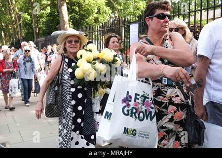 Londra, UK 26 Maggio 2018: i visitatori al Chelsea Flower Show 2018 lasciare il giorno finale con forti sconti fiori e piante.Credit: Claire Doherty/Alamy Live News Foto Stock